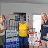 Sie arbeiten zusammen, um Bedürftigen in Stockach zu helfen: Margot Kammerlander, Leiterin der Tafel Stockach, mit Ute Kohlman, ...
