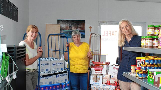 Sie arbeiten zusammen, um Bedürftigen in Stockach zu helfen: Margot Kammerlander, Leiterin der Tafel Stockach, mit Ute Kohlman, ...