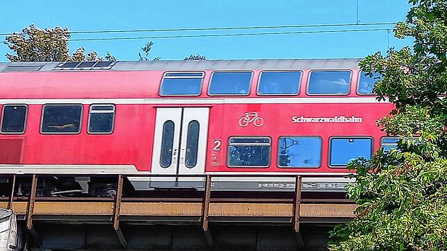 Zwischen Villingen und St. Georgen sind viele Bürger genervt: Die Schwarzwaldbahn &ndash; hier an der Peterzeller Straße &ndash; sorgt ...