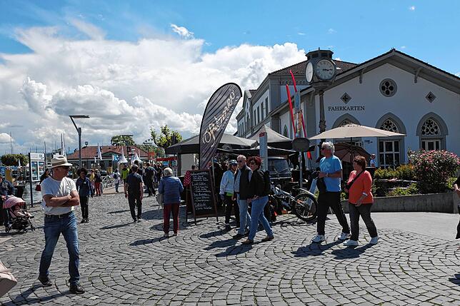 Bild 26: Internationale Bodenseewoche 2024: Entlang der Konstanzer Hafenmeile flanieren die Besucher