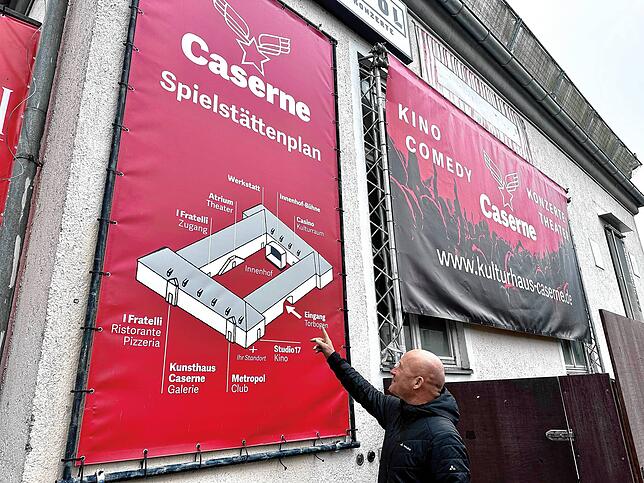 Claus-Michael Haydt zeigt auf den Caserne-Plan. Der Querbau (Pfeil) soll zuerst saniert und umgestaltet werden.
