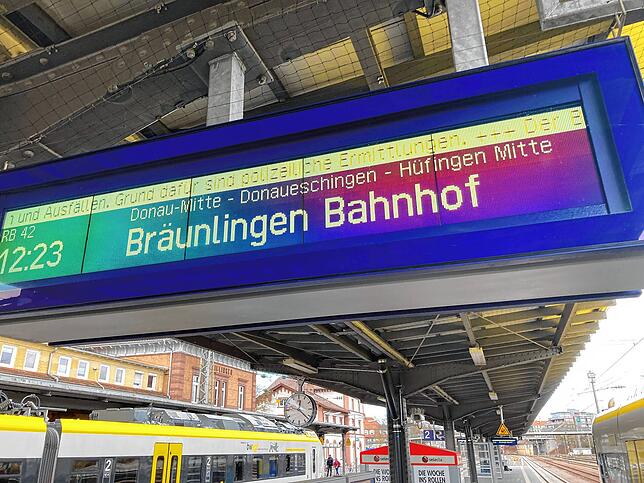 Der Bahnhof in Schwenningen ist am Mittwochvormittag gesperrt. Auf den Anzeigetafeln am Villinger Bahnhof wird auf den Polizeieinsatz in ...