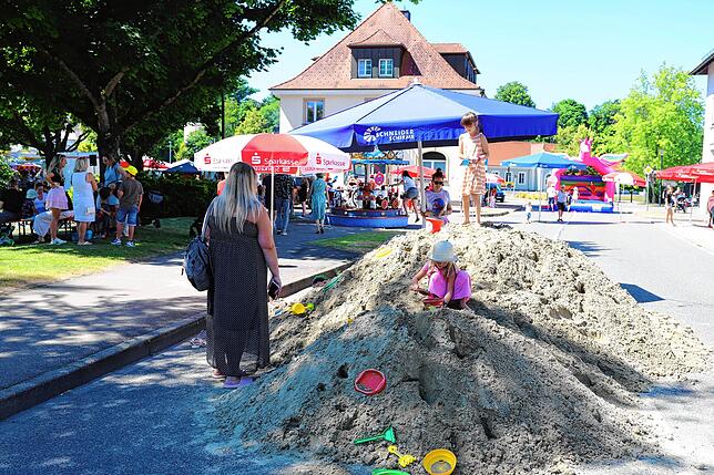 Auf dem riesigen Sandhaufen konnten die kleinsten Besucher ausgiebig spielen.
