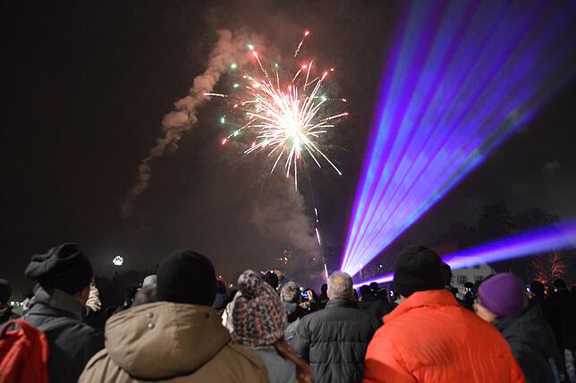 Rheinfelder betrachten an Silvester 2018 auf der alten Rheinbrücke das Feuerwerk und die Lasershow.