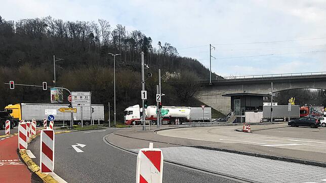 Einen Tag nach der Grenzschließung herrscht am Waldshuter Zollübergang reger Verkehr. Vor allem Lastwagen fahren aus Richtung ...