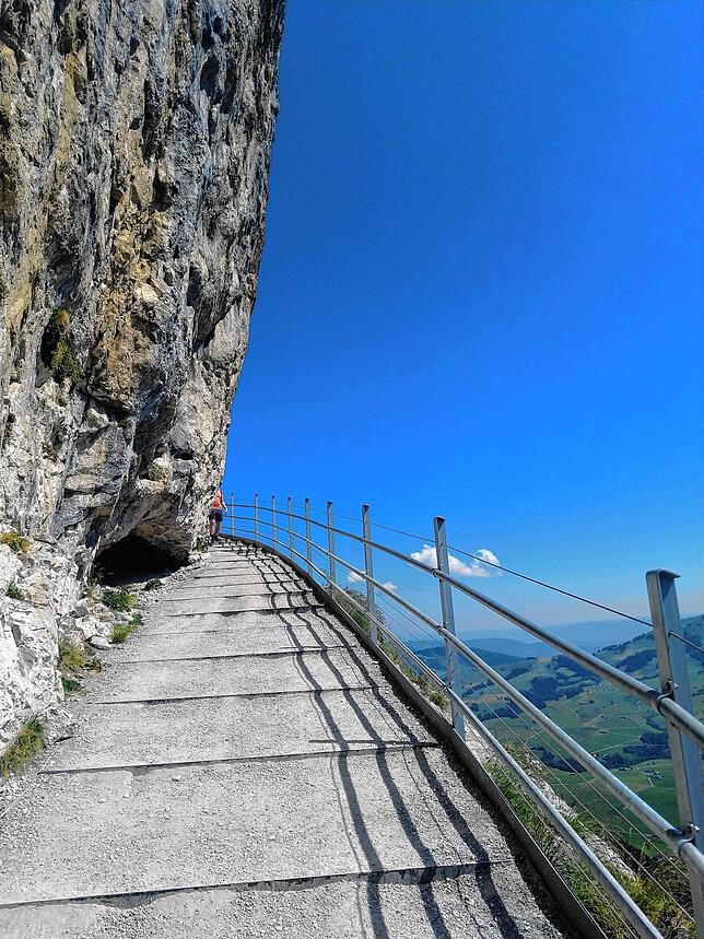 Bild 20: Normalerweise überrennen Touristen das Berggasthaus Aescher, doch wie sieht es dort jetzt aus? Wir nehmen Sie mit auf eine Wanderung