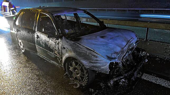 Das ausgebrannte Auto auf der Autobahn bei Birrhard im Kanton Aargau, südlich von Brugg.
