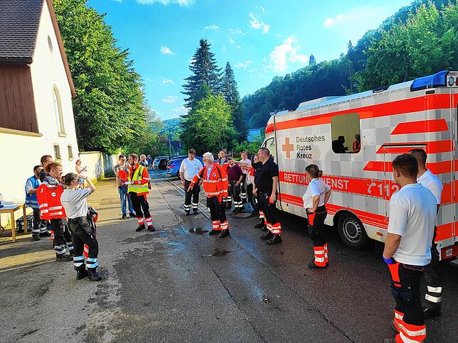 In einer Einsatzbesprechung wird der Transport der Senioren nach Jestetten organisiert.