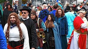 Bild : Rathaussturm in Moos: Gemeinde wehrt sich als römische Armee – Die Bilder vom Fasnacht-Spektakel!