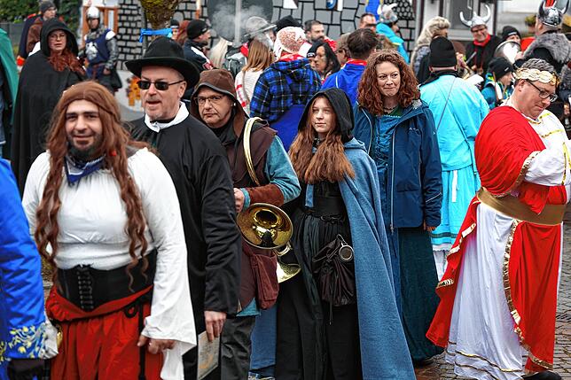 Bild 1: Rathaussturm in Moos: Gemeinde wehrt sich als römische Armee – Die Bilder vom Fasnacht-Spektakel!