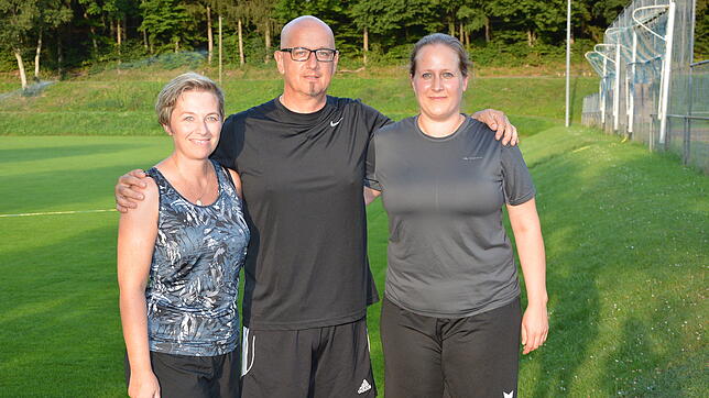 Die Fußbaldamen des FC Riedöschingen nehmen mit ihrem Trainertrio Karina Schorpp, Thomas Pfeiffer und Daniela Huber (von links) im ...