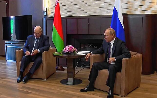 Putin sitzt oft mit gespreizten Beinen da, wie hier 2020 beim Treffen mit Alexander Lukaschenko, Präsident von Belarus, in Sotschi.