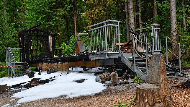 Der alte Waldkindergarten-Bauwagen wurde bei dem Brand vor eineinhalb Wochen völlig zerstört. Das Foto entstand am Tag nach dem Brand, ...