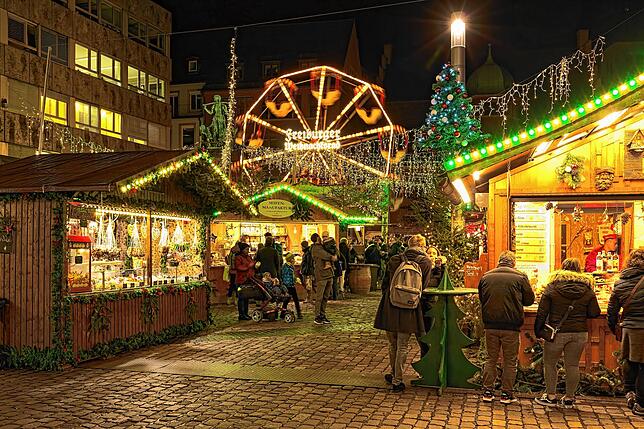 Der Freiburger Weihnachtsmarkt lockt zur besinnlichen Adventszeit.