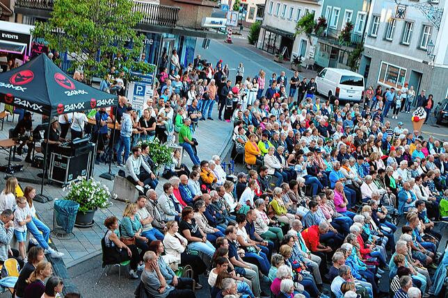 Bild 4: Stadtmusik Löffingen begeistert beim Open-Air-Konzert: Löffinger Städtle ein Klang- und Farbenmeer