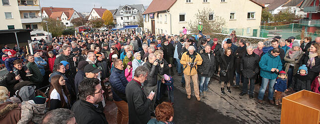 Gefühlt ganz Allmendshofen ist bei der Einweihung der neuen Riedbrücke auf den Beinen. Bild: Roger Müller