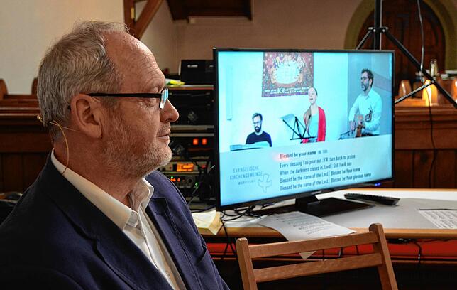 Blickt nicht auf den Monitor, sondern aufs Live-Geschehen: Lektor Uwe Priebe.