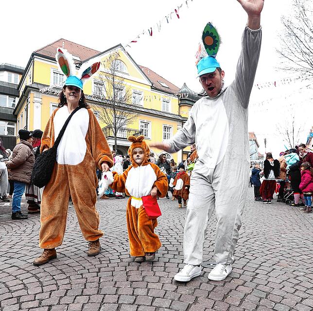 Bild 2: Hunderte Nachwuchsnarren starten beim Donaueschinger Kinderumzug