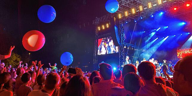 (Archivbild) Ja, das geht! Auf Klein Venedig stand auch 2022 schon eine große Konzertbühne, hier singt gerade Mark Forster.