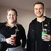Anna-Maria Binninger und Janik Ebding freuen sich über den Erfolg mit den inzwischen zwei Cocktail-Maschinen und haben noch viel vor im ...