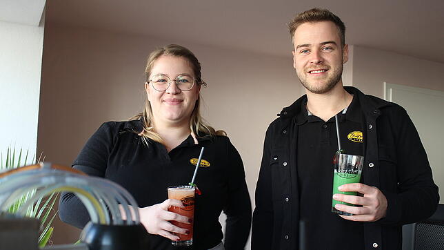 Anna-Maria Binninger und Janik Ebding freuen sich über den Erfolg mit den inzwischen zwei Cocktail-Maschinen und haben noch viel vor im ...