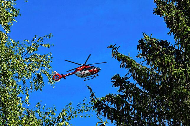Der Rettungshubschrauber im Anflug an den Klosterweiher.