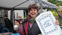 Die Stimmung beim ersten Karsauer Dorf-Flohmarkt ist sehr gut. Bild: Petra Wunderle