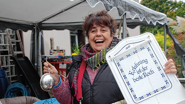 Die Stimmung beim ersten Karsauer Dorf-Flohmarkt ist sehr gut. Bild: Petra Wunderle