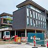 Schon bald ziehen die ersten Mieter in 20 der 42 Neubauwohnungen an der Fürstenbergstraße ein. Bis Juli werden auch die restlichen vier ...