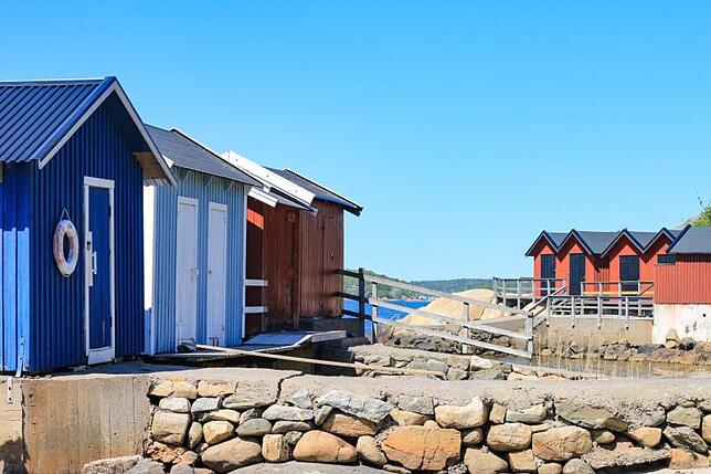 Skandinavische Farbkontraste: Bunte Badehäuschen am Meer.