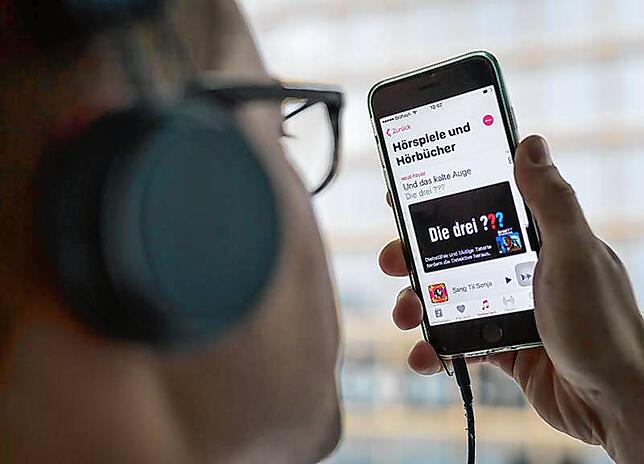 Bei Apple Music, das auf iPhones vorinstalliert ist, gibt es neben vielen Songs auch sehr viele Hörbücher und Hörspiele, wie zum ...