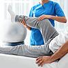 Ein Physiotherapeut behandelt das Knie eines Patienten. In Pfullendorf fürchten Physiotherapeuten und Inhaber anderer Praxen um ihre ...