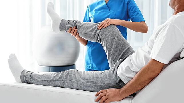 Ein Physiotherapeut behandelt das Knie eines Patienten. In Pfullendorf fürchten Physiotherapeuten und Inhaber anderer Praxen um ihre ...