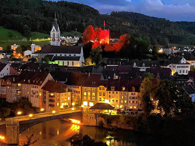 Night of Light in Laufenburg: Die Schlossruine erstrahlt rot.