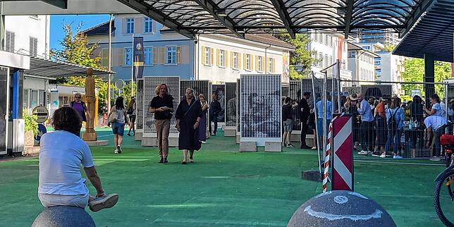 Auf großen Tafeln am Kreuzlinger Tor sind rund 25 staatenlose Menschen zu sehen, die in kurzen Texten ihre Geschichten erzählen.