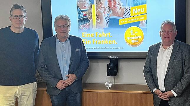 &bdquo;Eine Fahrt. Ein Franken&ldquo;: Sandro Nöthiger, Leiter Tiefbau, Stadtrat Ernst Zülle und Stadtpräsident Thomas Niederberger ...