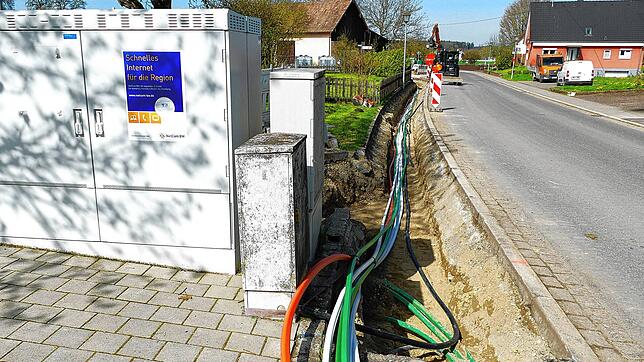 Voraussichtlich 2027 werden in der Gemeinde Sauldorf alle Haushalte an das schnelle Internet angeschlossen sein. Hier Verlegearbeiten ...
