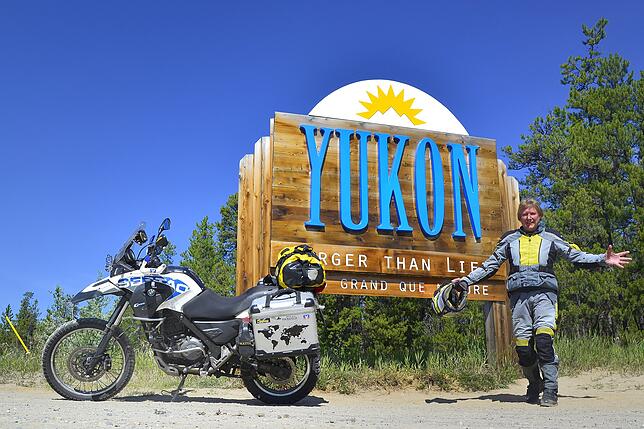 Ein Schild weist darauf hin: Charlie Spiegel hat den Yukon erreicht.