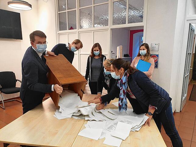 Um Punkt 18 Uhr erklärt Sebastian Ritz (links), Leiter des Wahlvorstands im Stimmbezirk 1, die Abstimmung im Rathaus Waldshut für ...