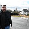 Mario Steigerwald aus Rielasingen gehört zur Bürgerinitiative, die sich gegen eine Wiederbelebung der Etzwiler Bahn wehrt. Er wirft die ...