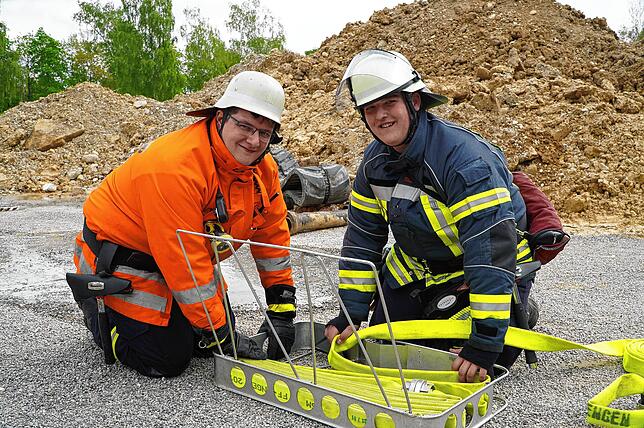Dustin Kirsch (links, Feuerwehr Tengen, Abteilung Watterdingen-Weil) und Maik Zeller (Feuerwehr Mühlhausen-Ehingen) sind beide frisch ...