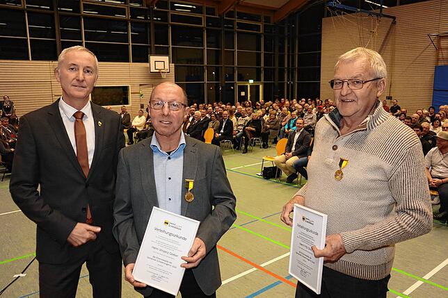 Zwei Bürgern wird die Ehrenmedaille in Gold von Bürgermeister Ewald Hoffmann übereicht. Sie waren insgesamt 55 Jahre lang im Gemeinderat ...