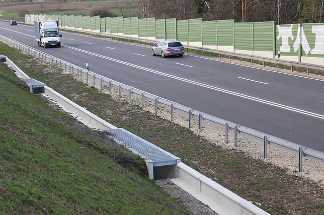 Die neue B 31 nördlich von Überlingen. Das Bild zeigt die Krötendurchlässe und die Mauern, an denen die Kröten und Molche entlang ...