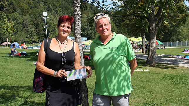 Bademeisterin Sandra König (rechts) ehrt Stammschwimmerin Angelika Kaiser aus Blumberg als 30&nbsp;000ste Besucherin der Saison.