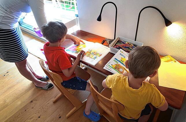 Wer nicht zur Arbeit kann, da die eigenen Kinder nicht zur Schule oder in die Kita gehen können, kann bis zu 67 Prozent des entstandenen ...