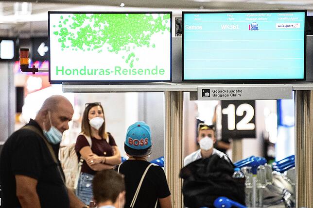 Eine Meldung zeigt die obligatorische Quarantäne bei der Einreise aus bestimmten Ländern an, bei der Ankunft am Flughafen Zürich. Dort ...