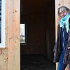 Hannelore Nuss vom Tierschutzverein vor dem neuen Katzenhaus.