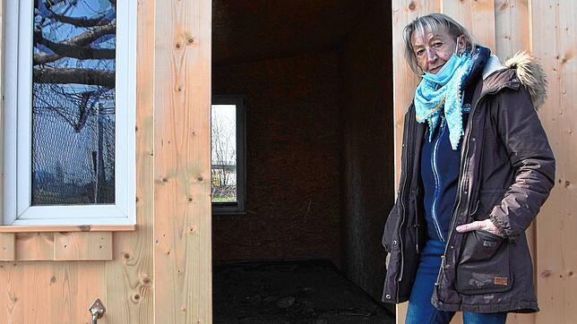Hannelore Nuss vom Tierschutzverein vor dem neuen Katzenhaus.
