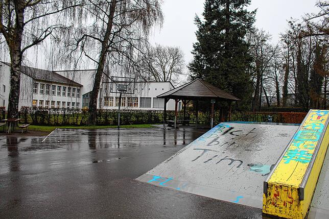 Eigentlich sollte hier, hinter dem Skaterplatz in Fischbach, auf dem Areal der dortigen Grundschule längst eine Kita stehen. Doch der ...