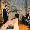 Der CDU-Bundestagsabgeordnete Andreas Jung (stehend) erklärt bei der Dialogveranstaltung die Ziele der Bundesrepublik bei der Wärmewende.